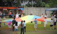 Grupo de estudiantes y docentes participan de actividad al aire libre 