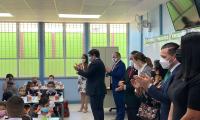 Presidente de la República saluda a niñas y niños en un aula.