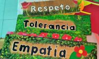 tres rótulos que dicen respeto, tolerancia, empatía